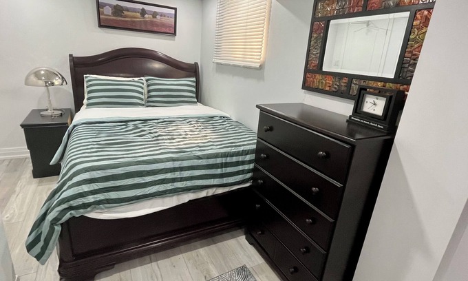 Malton House | New 1BR Basement Sleeps 3 Free Parking, Free wifi. Private Entrance
