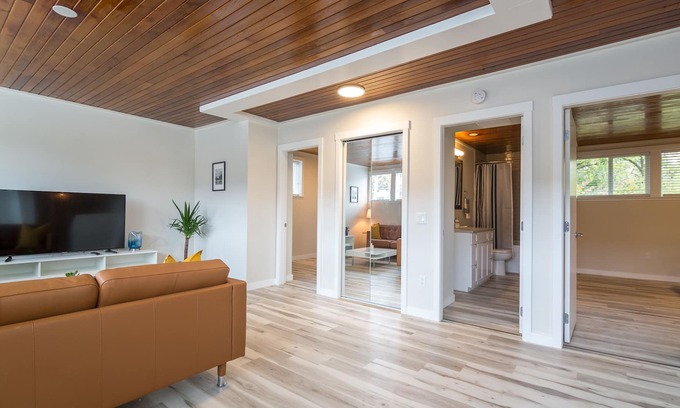 South Central House | New 2 Bed steps to downtown and beach