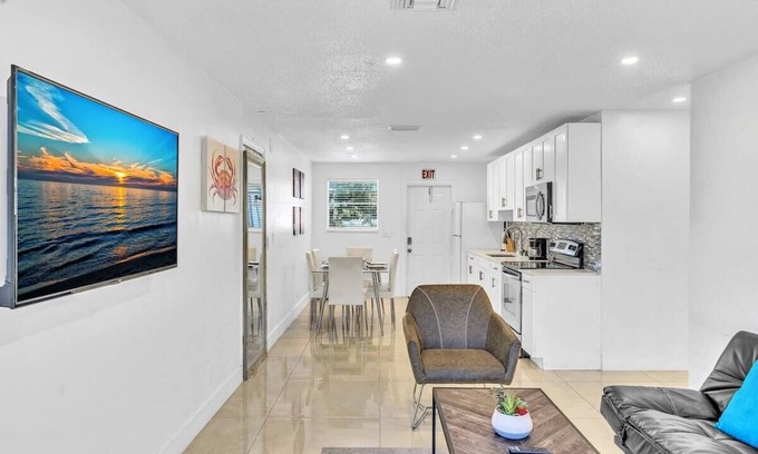 Royal Poinciana House | NEW 2 Bedroom close to Hollywood Beach and Casino