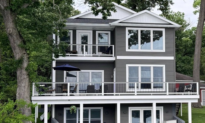 Sister Lakes House | New 2024! Stunning lake front home Magician Lk, 5 bedrms, 6 baths, Sleeps 14