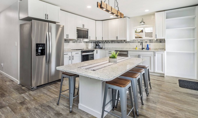 Escanaba House | NEW! 3 bed, 1.5 Bath, Games, WIFI