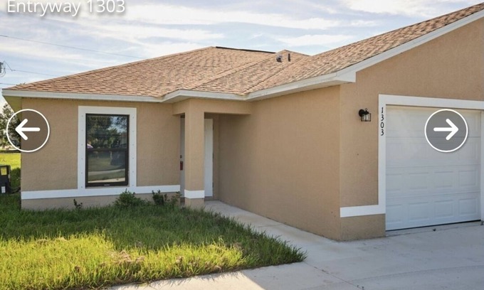 Cape Coral House | NEW 3 Bed 2 Bath with Full Size Kitchen Vacation Home - Free Wifi and Parking