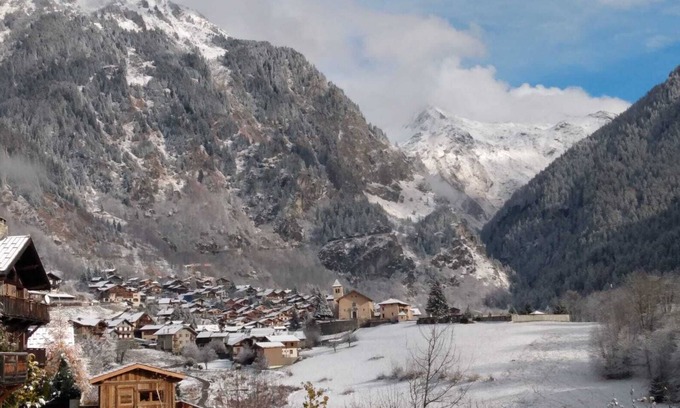 Champagny-en-Vanoise Apartment | New 3 bed apartment, large terrace, superb views, pool, sauna and gym.