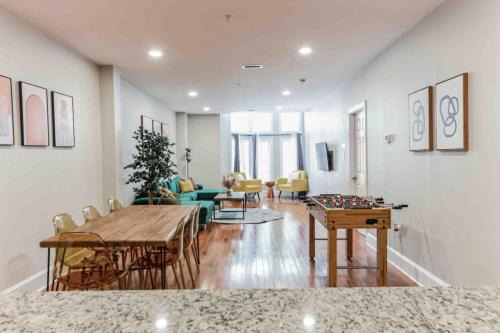 Midtown Village Apartment | NEW 4 Bedroom - 4 Bathroom Center City with Private Rooftop Terrace Sleeps 20)
