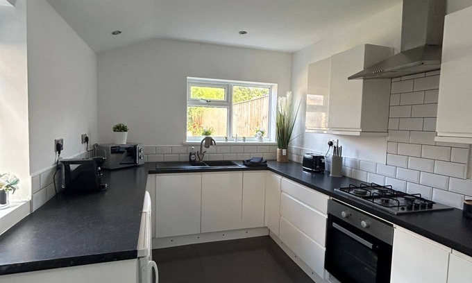 Grimsby House | NEW 4 Double Bedrooms Large House