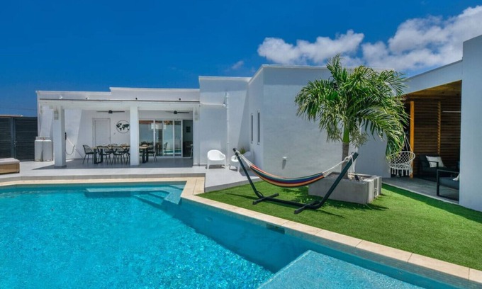 Koyari House | NEW 4BR Villa w/Large Pool & Gym | Villa Charly