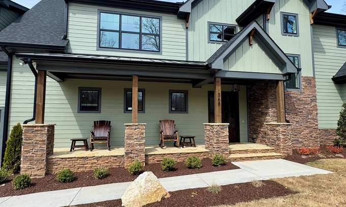 Macon House | New 5-bedroom lake front home w/dual masters, dock, fire pit, paddle boards