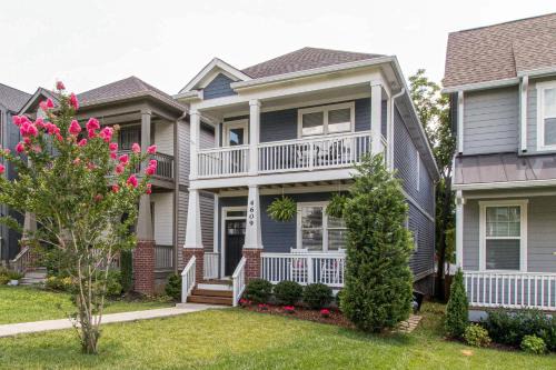 The Nations House | NEW 7 mins to Broadway Sleeps 8