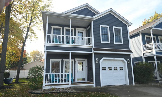 South Haven Cottage | New: a relaxing getaway with hot tub, fire pit, yard. Near beach and Kids Corner