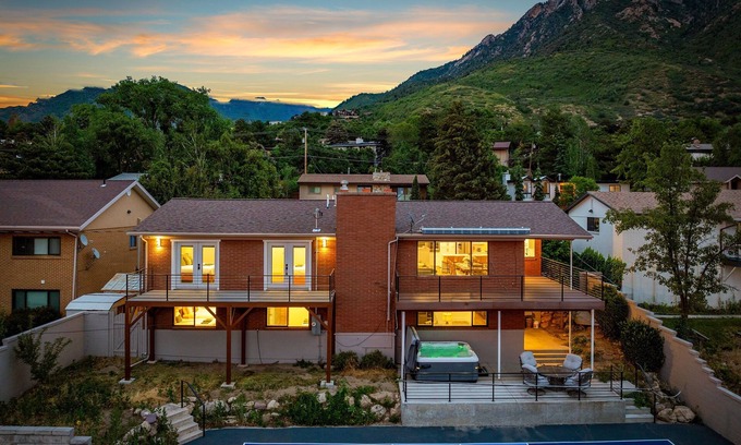 Olympus Cove Villa | NEW! All-New Luxe Stay Views, Sauna & Hot Tub