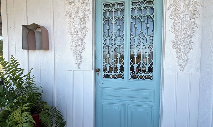Fayetteville Cottage | "NEW" Booshie meets Rustic, only two miles from Round Top, TX.