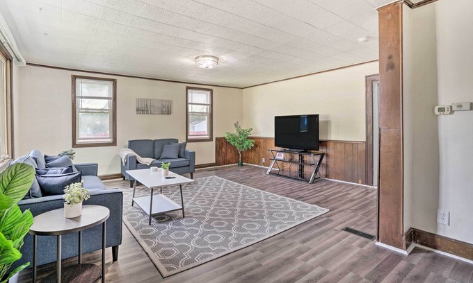 West St. Paul House | NEW! Bright St Paul Home w/ Grill, 3 Mi to Dtwn!