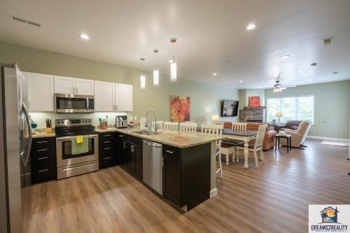 Branson House | NEW BUILD - Luxury 3BR Walk-In with Resort Amenities - FREE TICKETS INCLUDED - FHG-107