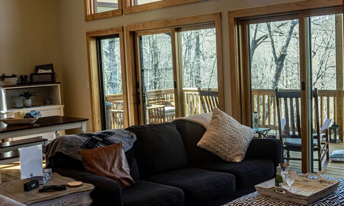 Spruce Pine House | New Chalet and the ultimate escape to nature!