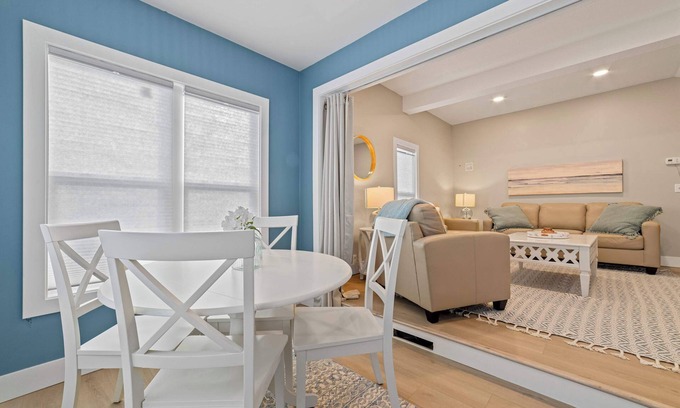 Bellaire House | New Charming 2 Bed, Pets, Walk to Downtown