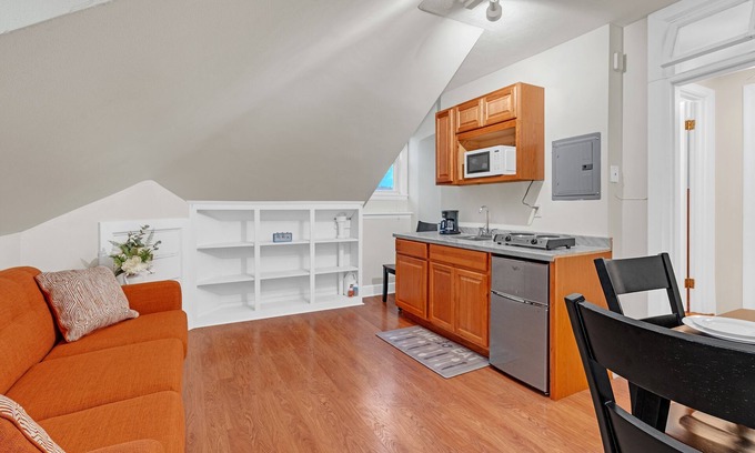 Waverly Condo | NEW! Charming Belmont Condo Near Boston