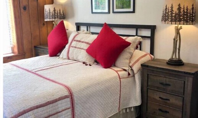 Midpines Cabin | NEW - Charming Red Cabin near Yosemite
