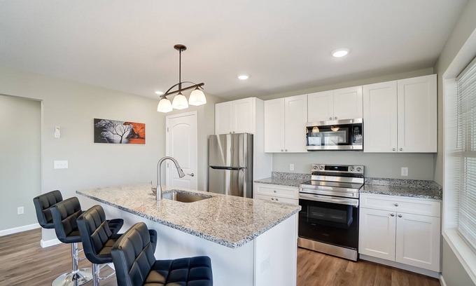 Lakeview Condo | New condo next to Indian Lake with plenty of parking and a new W/D