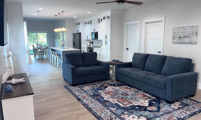 Foley House | New cottage near Sports Complex, OWA, beaches, shopping, restaurants. King bed.