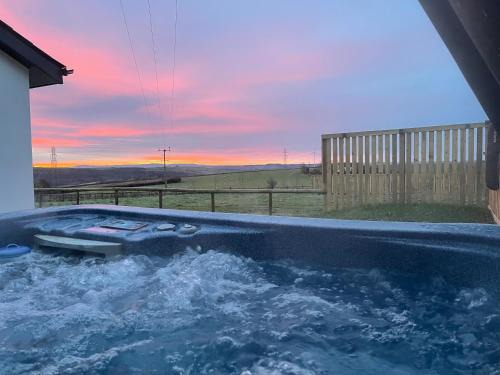 Westleigh House | NEW! Country boutique escape . HOT TUB