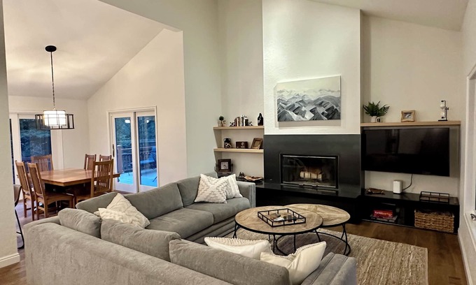 South Snyderville Basin House | NEW COVERED PATIO WITH HOTTUB! Large private 5 bdrm across from Canyon's.