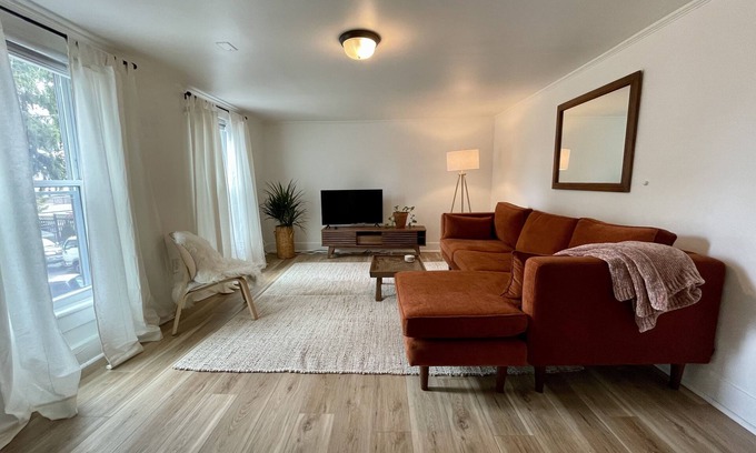 Kingston Apartment | New! Cozy 3 bedroom with office/studio
