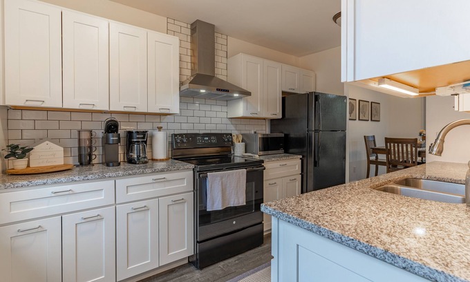 Fenton Condo | *NEW* Cozy Fenton Condo near DT