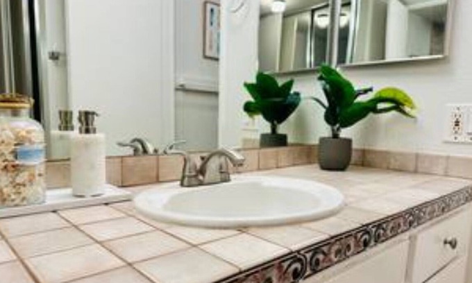 Townsite Apartment | NEW! Cute Cottage - Walk to beach - Pool - Hot Tub