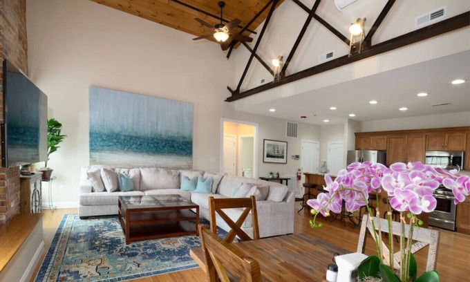 Lexington Condo | New! Downtown Loft - Walk to WLU & VMI
