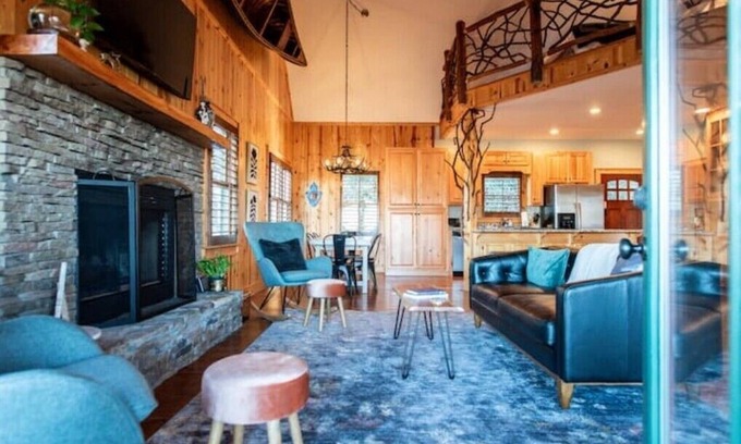 Screamer Mountain Cabin | New!Fablewood Cabin, fab views all year. Only 8min to downtown Clayton, Arcaden