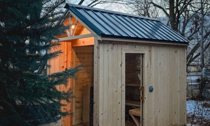 Mendon House | *NEW FINNISH SAUNA! Cheerful, Cozy Farmhouse Cottage and Apple Orchard