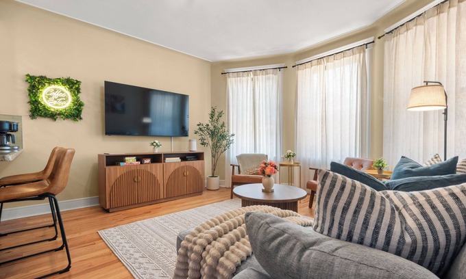 The Heights House | New Furnished 2B2B House with Outdoor Grill Deck