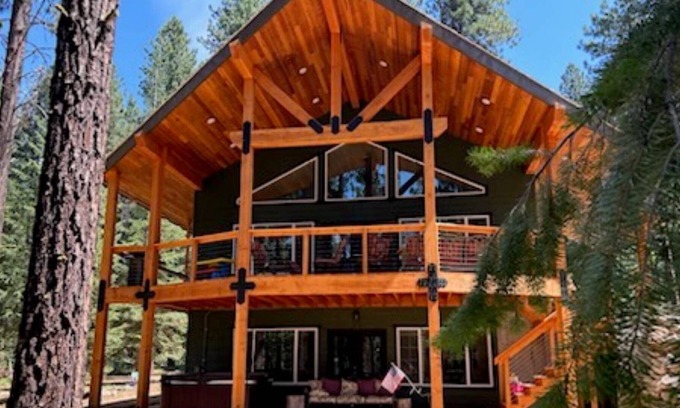 New Meadows House | NEW! GET AWAY FROM IT ALL! Explore the Outdoors & Stargaze! Hot Tub & Huge Circular Driveway!