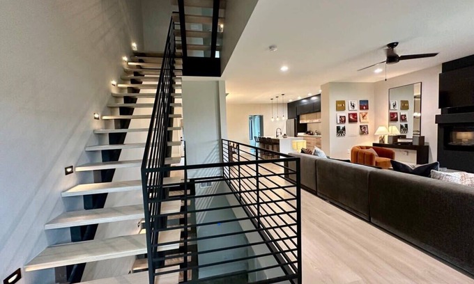 New Pathways Villa | NEW! Group Adventure Hub w/Private Roof Deck!