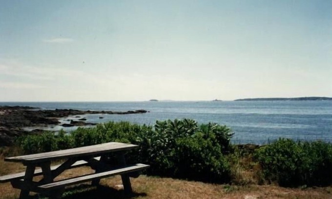 New Harbor Cottage | NEW HARBOR, BRISTOL,1ST FLR. APT., FAB. SUNSETS, 2 BDRM., SUITS 4 ADULTS,1 BATH