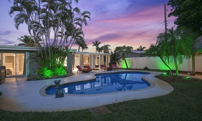 Central Corals House | New Heated Pool/Spa Home; Perfect Location!