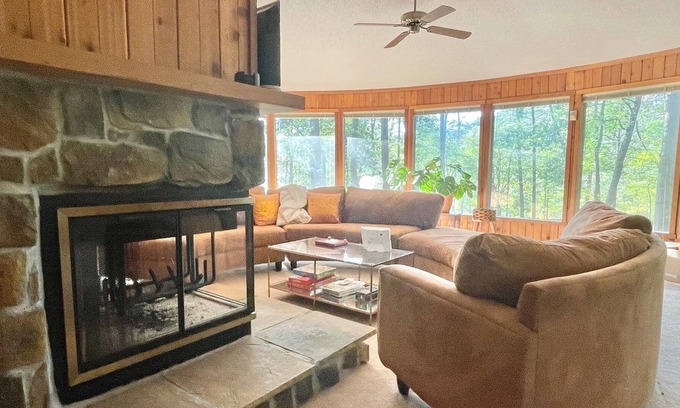 The Woods Resort | NEW & HOT! Huge, Dog-Friendly, Mid-Century Fabulous rancher
