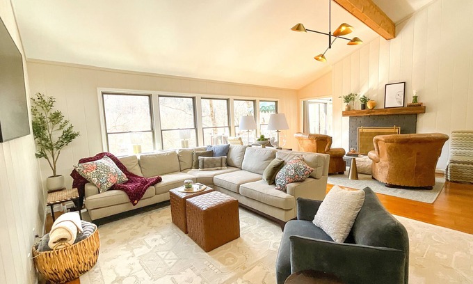 Burnsville House | New Kitchen+Relaxing Riverfront View+Hot Tub+Dog-Friendly
