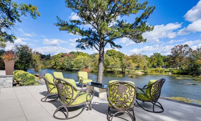 Columbia House | New Lakefront Studio Kayak, Patio & MiniGolf