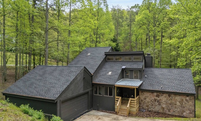Murphy Ski Chalet | +NEW+Large Family Chalet/Pet Friendly/Game Room & Bar/Close to Downtown Murphy