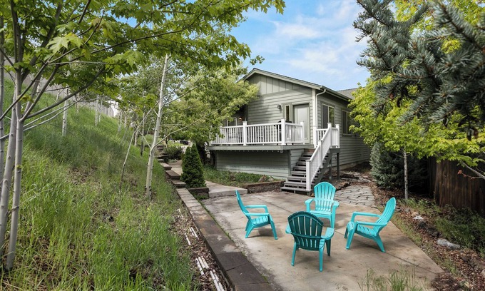 Southern Crossing House | New Listing! Blocks from Old Mill District| Fireplace | Desk | Patio | Garage
