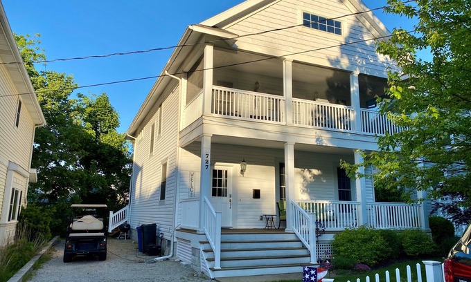 Lakeside House | New Listing! Charming 4-bedroom house near the Lakeside pool & pickleball courts