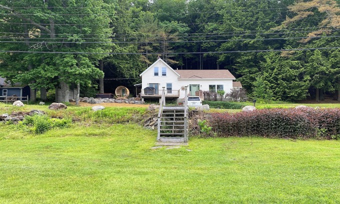 Orrington House | New listing. Charming 3-bedroom lake house in Orrington WiFi, Hot tub, and Sauna