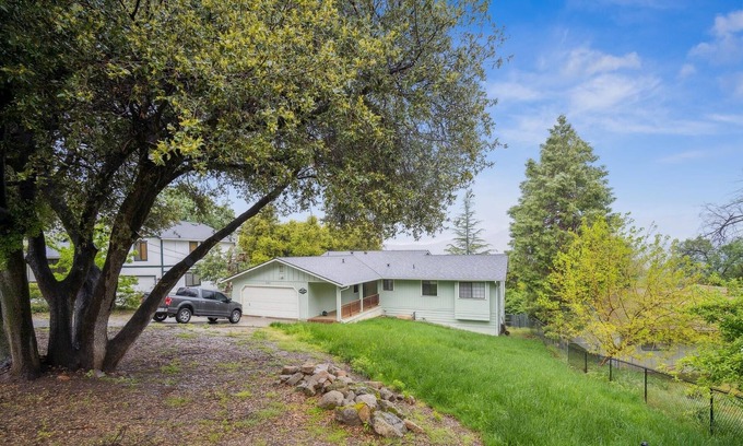 Yosemite Forks House | NEW LISTING! Cozy and Comfortable Yosemite Portal by RedAwning