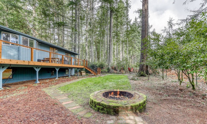 Anderson Island House | New listing! Dog-friendly family home w/ free WiFi/ fire pit/ golf course front!