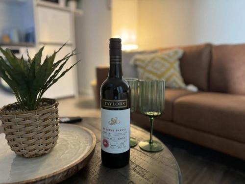 Devonport Apartment | New Listing Loft Apt & A C in Heart of Devonport