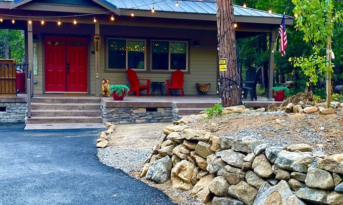 Dorrington Cabin | * NEW LISTING * nPERFECT HOME BASE FOR LAKES, TRAILS, SNOW SKIING!