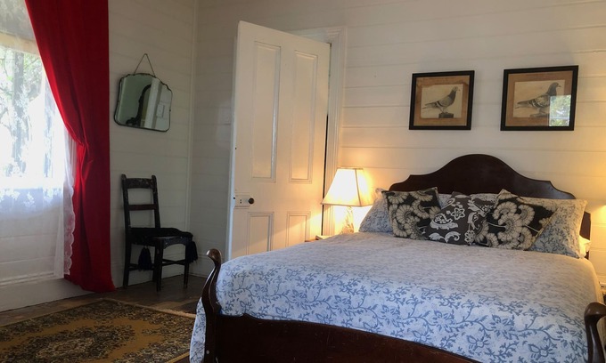Blackheath Cabin | New listing! Original 1895 cottage, magnificent uninterrupted views of valley.