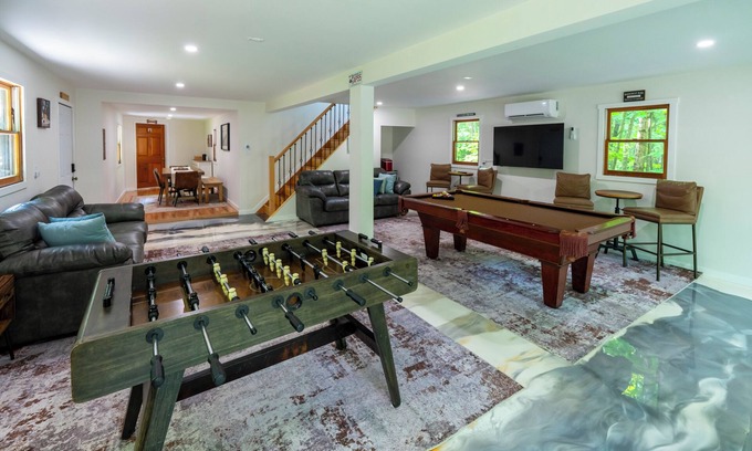 Mount Vernon House | NEW! Long Pond Lake View Getaway w/HOT TUB, ME