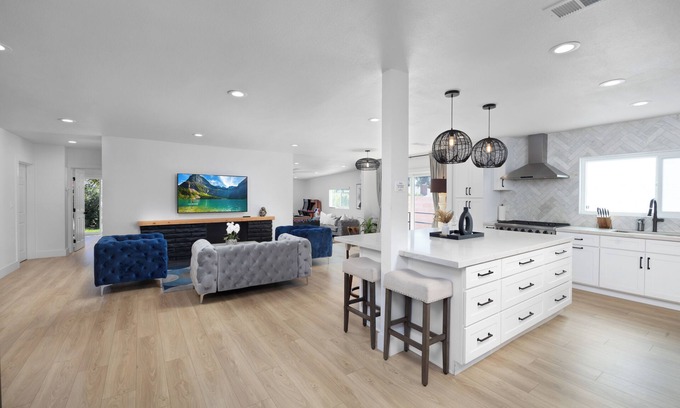 Fullerton House | NEW Lux 5BR Villa Near Disney, Knotts, LA, OC w/Hot Tub & Games